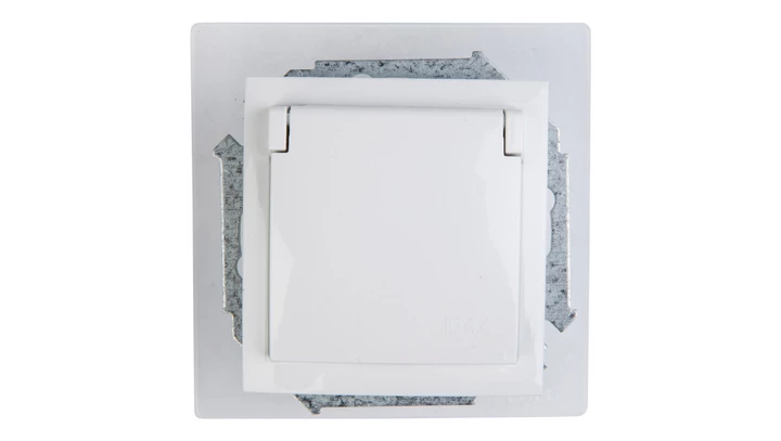 Simon 15 Gniazdo bryzgoszczelne z/u IP44 z klapką pełną białe 1591940-030