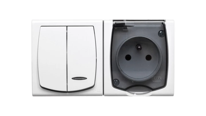 MADERA Łącznik hermetyczny świecznikowy z podświetleniem + gniazdo pojedyncze z/u z klapką przezroczystą biały ZH-NŁ2SG/00/d