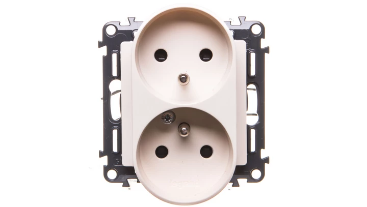 VALENA LIFE Gniazdo podwójne 2P+Z z przesłoną kremowe 753290