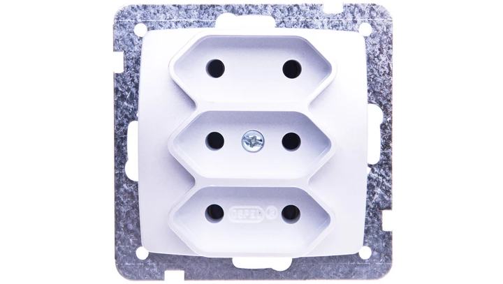 KARO Gniazdo potrójne b/u 2.5A EURO srebrny perłowy GP-3S/m/43