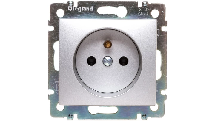 VALENA Gniazdo pojedyncze 2P+Z z przesłonami 16A IP20 aluminium 770197