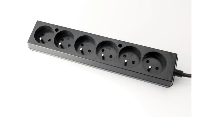 Gniazdo przenośne sześciokrotne 16A 2P+Z 250V czarne GN-670