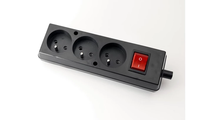 Gniazdo przenośne trzykrotne 16A 2P+Z 250V z wyłącznikiem czarne GN-370WS