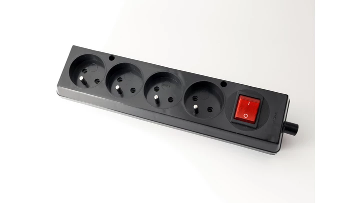 Gniazdo przenośne czterokrotne 16A 2P+Z 250V z wyłącznikiem czarne GN-470WS