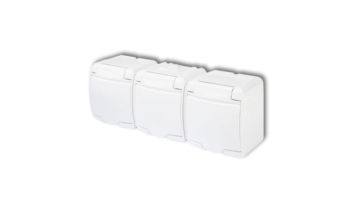 JUNIOR Gniazdo potrójne z/u SCHUKO (klapka w kolorze obudowy) biały GHE-3s