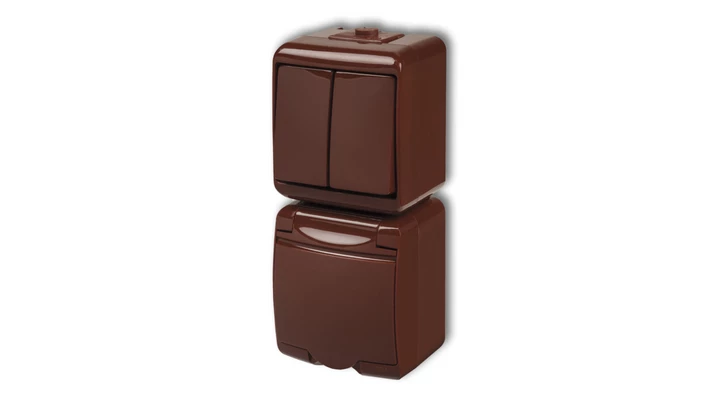 JUNIOR Łącznik świecznikowy + gniazdo hermetyczne (klapka brązowa) brązowy 4WGHP-2
