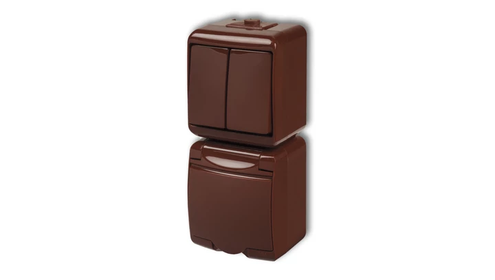 JUNIOR Łącznik świecznikowy + gniazdo hermetyczne (klapka brązowa) brązowy 4WGHP-2p