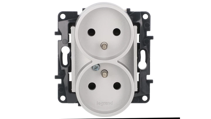 Niloe Step Gniazdo zasilające podwójne 2x2P+Z do ramek wielokrotnych, zaciski śrubowe, z przesłoną styków aluminium 863334