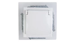 Simon 15 Gniazdo bryzgoszczelne z/u IP44 z klapką pełną białe 1591940-030