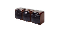 JUNIOR Gniazdo potrójne z/u (klapka dymna) brązowy IP54 4GHE-3d