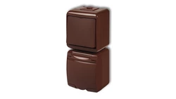 JUNIOR Łącznik jednobiegunowy + gniazdo hermetyczne (klapka brązowa) brązowy 4WGHP-1p