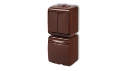 JUNIOR Łącznik świecznikowy + gniazdo hermetyczne (klapka brązowa) brązowy 4WGHP-2