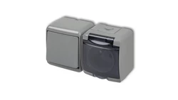 JUNIOR Łącznik jednobiegunowy + gniazdo hermetyczne (klapka dymna) popielaty 10WGHH-1dp