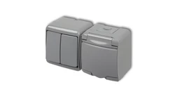 JUNIOR Łącznik świecznikowy + gniazdo hermetyczne (klapka popielata) popielaty 10WGHH-2