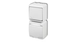 JUNIOR Łącznik schodowy z gniazdem hermetycznym SCHUKO (klapka biała) biały WGHP-3sp