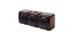 JUNIOR Gniazdo potrójne 3x(z/u) SCHUKO (klapka dymna) brązowy 4GHE-3sdp