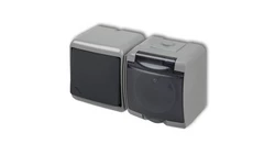 JUNIOR Łącznik schodowy z gniazdem hermetycznym (klapka dymna) popielaty / grafitowy 30WGHH-3d